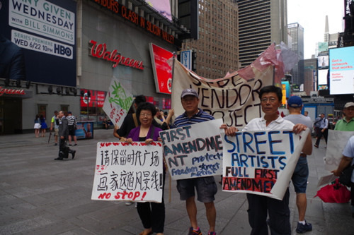 华裔街头艺术家抗议,要求市议会更改建筑物20英尺之内不能设摊的规定。(美国《世界日报》/金春香