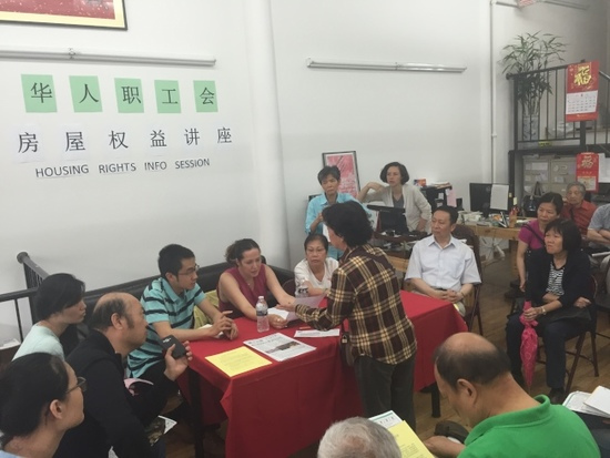 周女士(背对镜头者)因丈夫搬走,遭房东提出加租三倍的要求。(美国《世界日报》/尹英姿