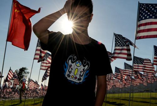 美国高校中的中国留学生已达30万人。到了毕业季节，回还是留成为所有人都要思考的问题。（美国中文网）