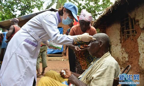 这是2015年11月1日，在利比里亚绥德鲁市附近村庄，中国第18批赴利比里亚维和部队医疗分队护士长李炜为一名当地老人讲解如何用药。