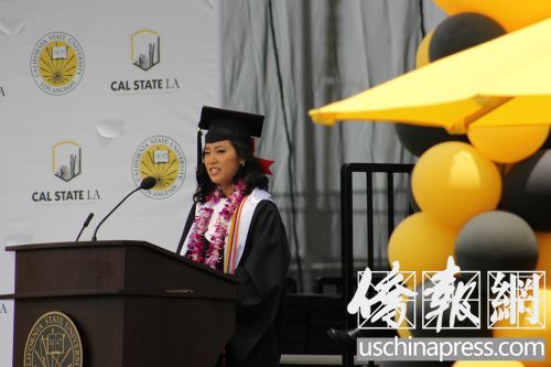 吴嘉欣代表上千名毕业生登台演讲自己的大学梦。(美国侨报网/高睿
