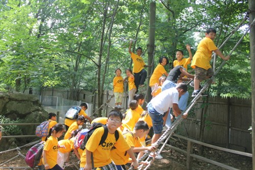 华人家长会夏令营安排户外活动，培养孩子合作能力。(美国《世界日报》)