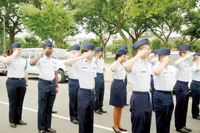 在中学时选择参加军事科目的训练，是获得ROTC的重要途径。（美国《星岛日报》）