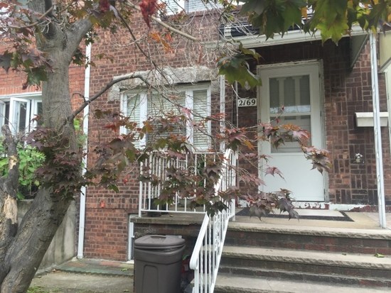 自杀的华裔男子与父母以及兄弟居住在羊头湾一栋联排屋内。(美国《世界日报》/黄伊奕