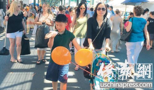纽约布鲁克林宾臣墟区86街街坊节上人头攒动,处处可见华人身影。(美国《侨报》/崔国萁