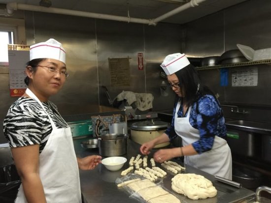 美国马萨诸塞州沙龙镇华人举办慈善早餐活动，义工们在厨房里准备食物。（美国《世界日报》/俞国梁
