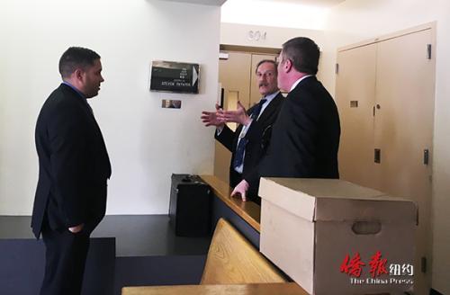 助理检察官沃肖斯基(中)就马青青案与109分局两名警探沟通。(美国《侨报》/王伊琳