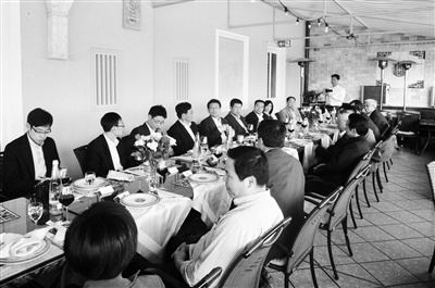 图为德国华侨华人和平统一促进会聚餐。