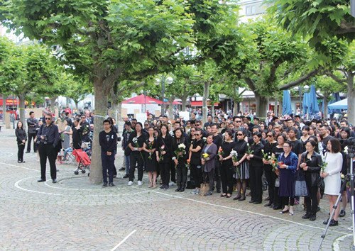 300余名华人自发在法兰克福罗马广场举办悼念活动。(《欧洲时报》/陈磊