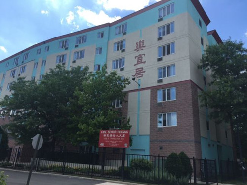 芝加哥华埠乐宜居90个单位的老人公寓,等候入住名单已经排了300多人,平均至少要排10年长队。(美国《世界日报》/黄惠玲
