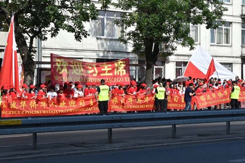 19日，许多旅波华人华侨等待中国国家主席习近平及中国代表团的到来。（《欧洲时报》/卢力