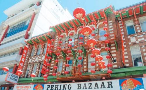 中国城商业活动依然十分旺盛，街道上挂满红灯笼。(美国《侨报》/吴卓明