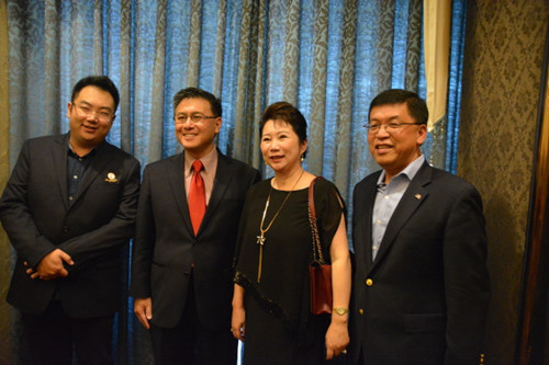 华人银行金融业人士为计划2018年竞选加州州长的加州财务长江俊辉（左二）举办募款餐会。（美国《世界日报》/张宏
