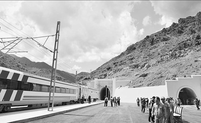 乌兹别克斯坦安革连至琶布铁路甘姆奇克隧道由中铁隧道集团承建，全长19.2公里，是中亚最长的隧道，目前建设已经完工。图为试运行的列车驶出隧道。