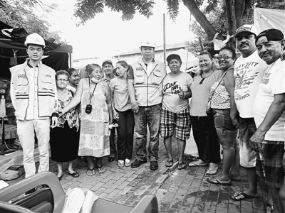 厄瓜多尔地震发生后，中国电力建设集团厄瓜多尔分公司迅速派出救援小队伍赶赴波托维耶霍重灾区，帮助当地政府进行清洁和消毒工作。图为当地群众与电建救援人员合影。