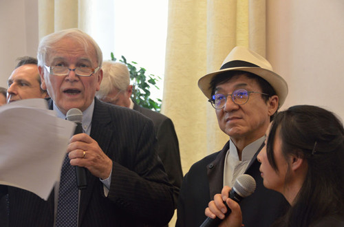 勒芒市市长授予成龙荣誉市民称号,希望借由成龙的影响力来光耀勒芒的城市形象。(图片来源:《Francebleu》网站)