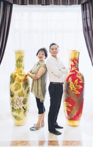 李世英(左)与儿子杜英豪于1991年从成都移民新加坡。(新加坡《联合早报》/梁麒麟
