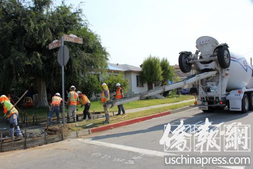 戴尔玛大街筑路工人冒着120度高温施工。(美国《侨报》/高睿