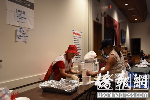 华裔志愿者邱女士在位于杜瓦提市的庇护中心进行支援服务工作。(美国《侨报》/聂达