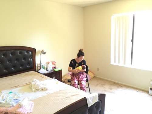 来自中国江西的产妇和她的早产宝宝，被迫待在高温的室内。（美国《世界日报》）