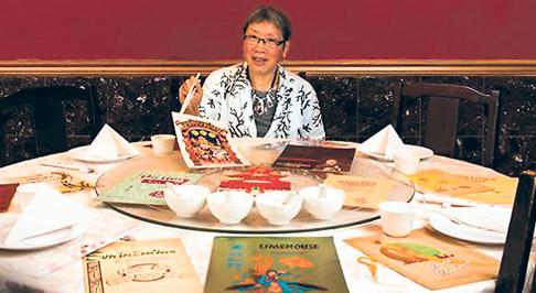 林慕珍和她的“中餐馆菜单”收藏。（加拿大《星岛日报》）