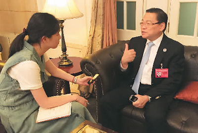 图为张昭和（右）接受本报记者采访。