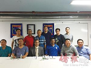纽约66分局社区警员辛格（右三）与亚裔民安队队长柳宝枝（右二）等多名队员会谈。（美国《侨报》）