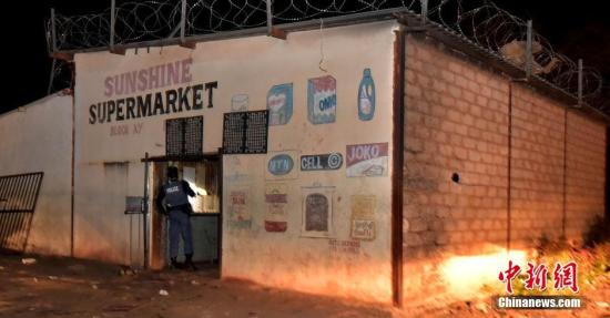 6月23日消息，从6月20日开始的发生在南非首都茨瓦内（比勒陀利亚）的骚乱事件，22日仍在向周边地区扩散。警方证实，已经有2人在暴徒的打砸抢烧暴行中丧生，警方目前在各地已逮捕了50多名骚乱分子。图为警方检查被抢劫后的商店。