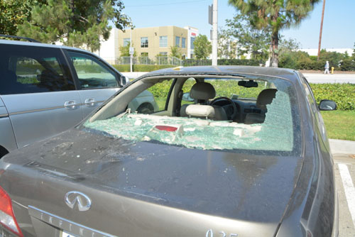 工业市Nogales700号路段的华资公司停车场，发生十多辆汽车同时被砸事件，除疑与破窗偷盗有关，不排除仇恨犯罪。(美国《世界日报》；杨青／摄影）