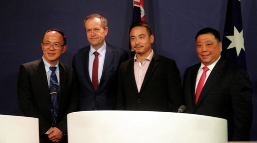 本次大选工党推出两位华裔候选人韩以文(左一)和周硕(右二)。