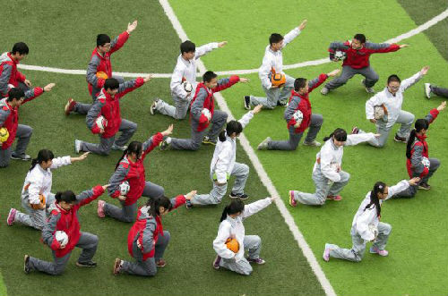 资料图片：中国学生在上足球课。
