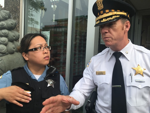 芝加哥第九警分局局长郭兆登(右)日前到华埠说明治安情形。