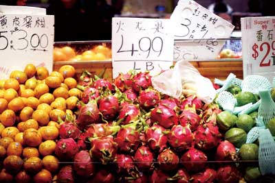 纽约华埠蔬果价格便宜，主要因为菜档向区内批发商入货，省去了储存及冷藏成本所致。（美国《星岛日报》档案照片）