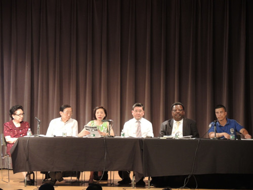 纽约市议员顾雅明(左四)办公室联合皇后区检察官办公室、市警法拉盛109分局以及华裔防盗专家高宇权(左二)在法拉盛举办“预防盗窃讲座”。(美国《世界日报》/朱蕾