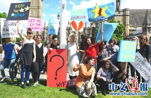 6月24日,英国通过公投决定脱离欧盟。“留欧派”支持者在英国议会大厦前集会,反对英国脱离欧盟。
