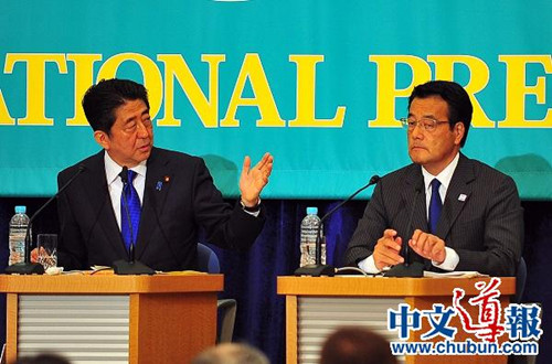 日本参议院选战在即，6月21日在日本记者俱乐部进行的选前党首辩论会上，日本首相安倍与最大在野党民进党的党首冈田克也（图右）针锋相对。