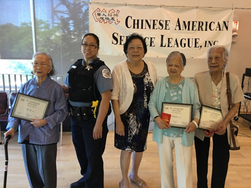 分别为93岁的陈燕(左一)、麦惠容(右二)以及91岁的李瑞鸶(右一)，颁赠年度长寿之星奖。(美国《世界日报》/黄惠玲