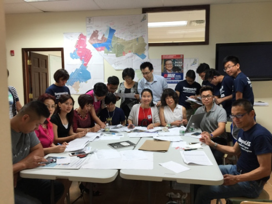 利勇民竞选办公室义工正在积极动员选民投票。(美国《世界日报》/黄伊奕