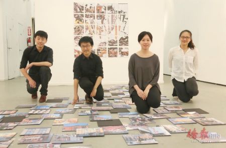 图为四位在纽约工作的青年建筑设计师和他们推出的“曼哈顿中国城,另一种可能”建筑展。(美国《侨报》/管黎明