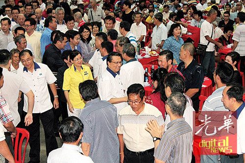 廖中莱（次排左3）在江沙“华团与马华，团结势更强”宴会上，代表首相宣布237万令吉拨款的佳音，次排左起为马汉顺及王赛之。