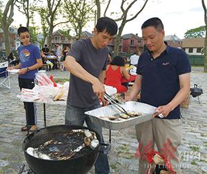 图为华康会在曼哈顿海滩举行烧烤活动庆祝独立日。（美国《侨报》/崔国萁