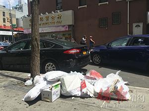 纽约华埠街头随处可见堆积的垃圾袋。(美国《侨报》/陈辰