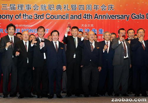 新届潮州总会理事及嘉宾向来宾祝酒。(新加坡《联合早报》/严宣融