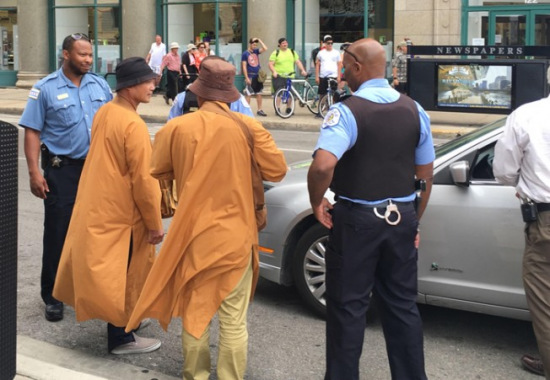 两名华人和尚在芝加哥艺术博物馆前,因同伙涉及拦截车辆强行销售佛珠,造成驾驶恐慌而被多名芝加哥警察调查。(美国《世界日报》/黄惠玲