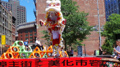 波士顿华埠主街节在华埠公园和商业区街道进行。舞狮表演带来高潮。（美国《世界日报》/唐嘉丽
