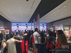 SOHO的连锁服饰店面不论试衣还是结账,都是大排长龙。(美国《侨报》)