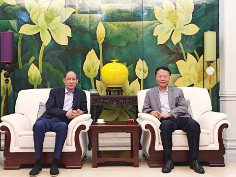 图为中国驻菲大使赵鉴华在马加智大使官邸接见中国慈善家黄如论。