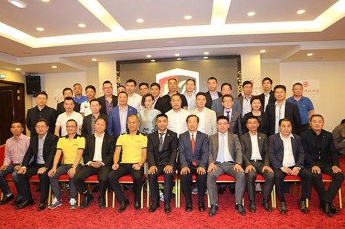 会长团与嘉宾合影。(法国《欧洲时报》/孔帆