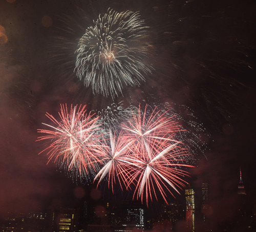 纽约举行史上最大国庆烟花表演 华裔民众争睹