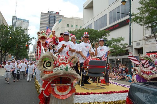 费城举办庆祝美国独立240周年大游行，华裔花车相当吸睛。(美国《世界日报》/刘麟